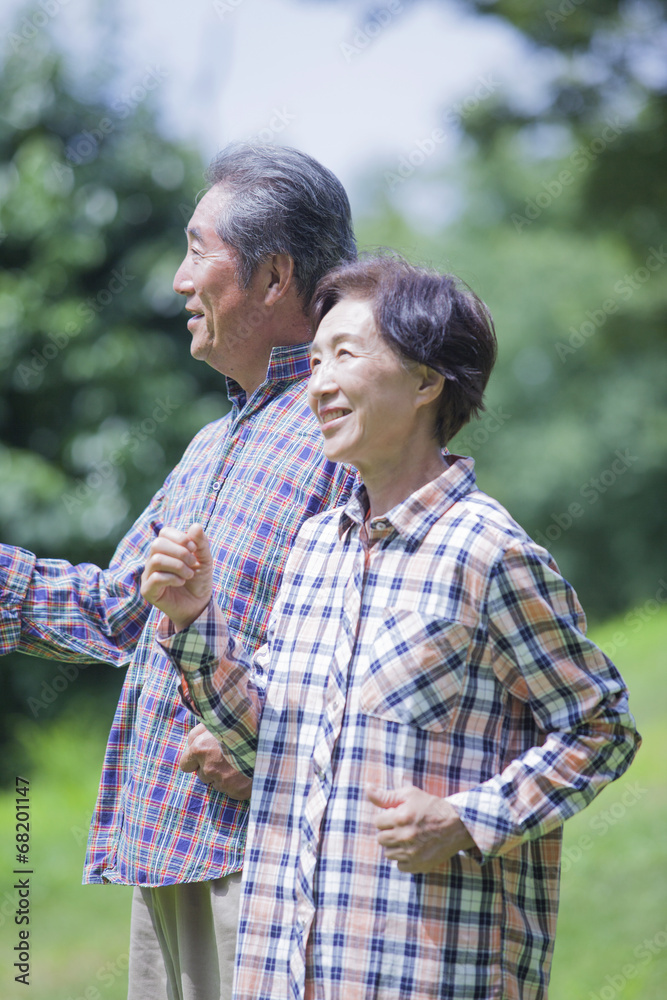 散歩をする夫婦 散歩をする夫婦