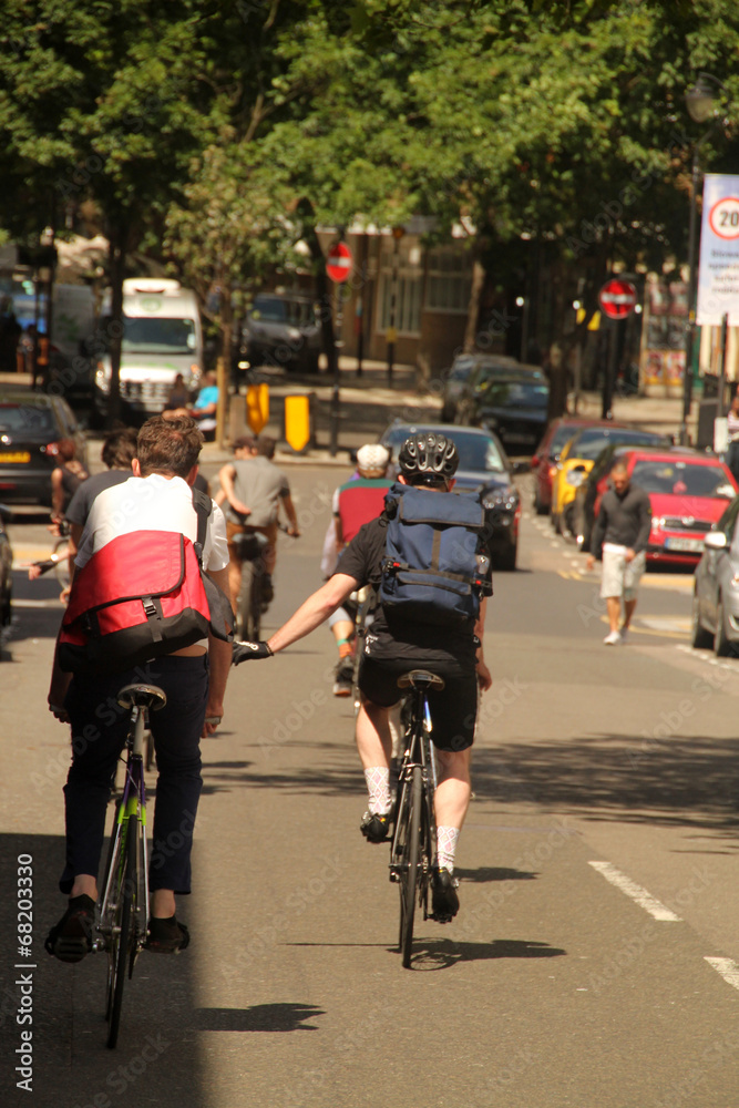 Ciclistas en un entorno urbano