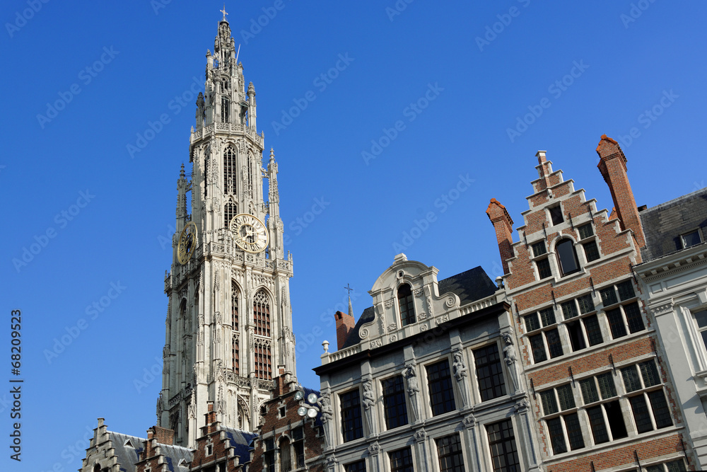 Kirchturm vor historischen Bauten-Antwerpen