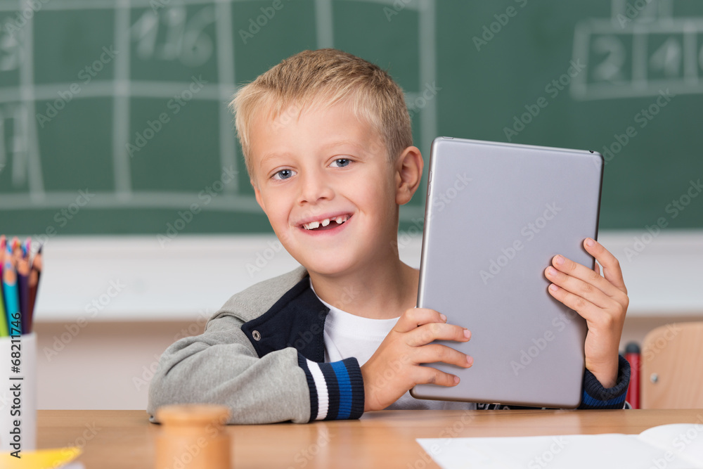 lachender junge hält tablet-pc in händen lachender junge hält tablet-pc in händen