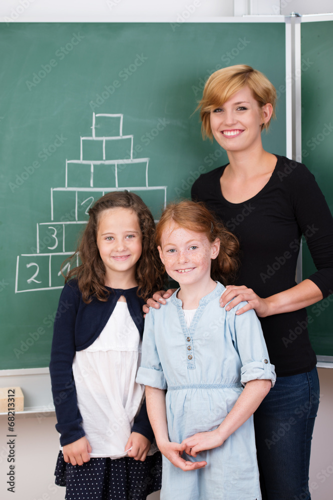 junge lehrerin mit schülern im klassenzimmer junge lehrerin mit schülern im klassenzimmer