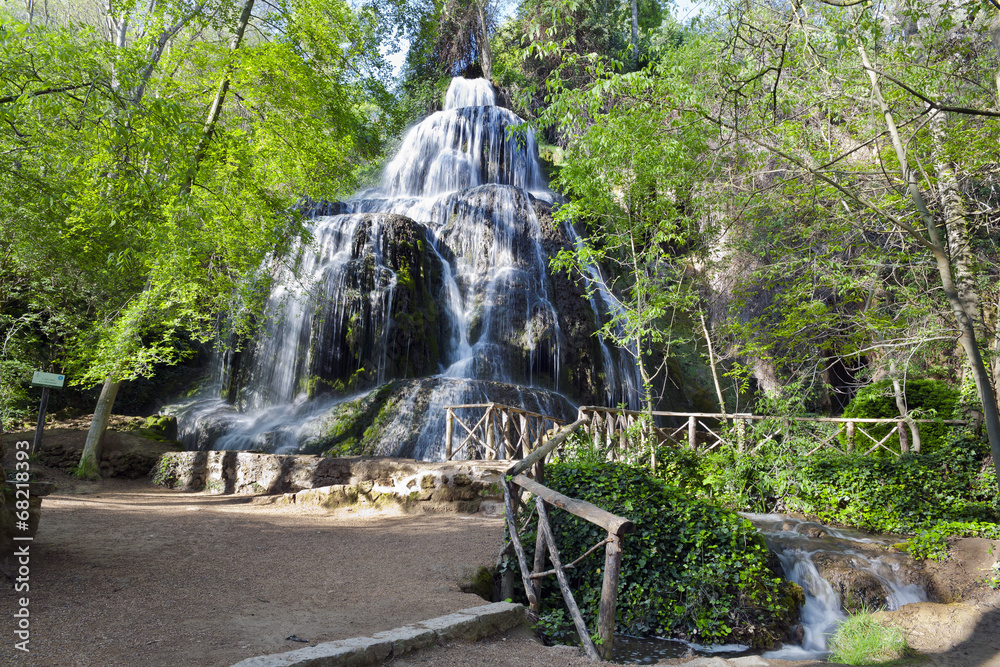 Fototapeta premium Cascadas en el Monasterio de Piedra
