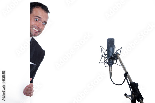 Musiker hat Lampenfieber und Angst zu singen mit Studiomikrofon auf Spinnenhalterung Porträt photo