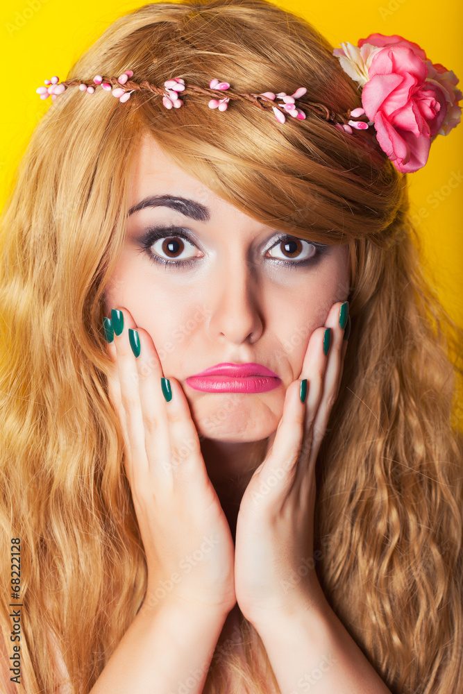 Naklejka premium sad beautiful young woman wearing wreath against yellow backgrou