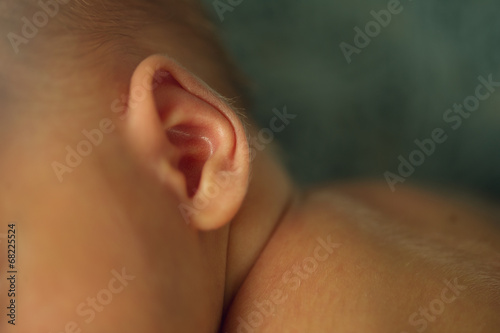 Obraz na płótnie Small delicate little ear of newborn w salonie