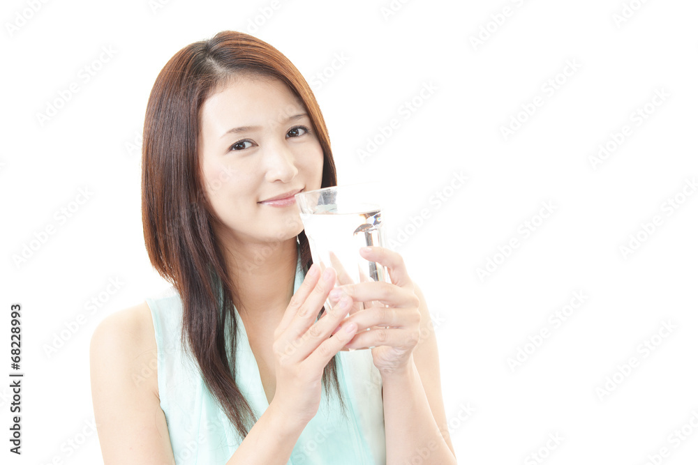 水を飲む笑顔の女性 水を飲む笑顔の女性