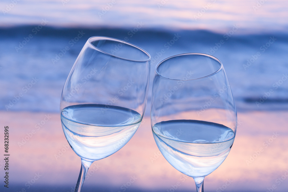 Obraz premium 夕暮れのビーチで乾杯