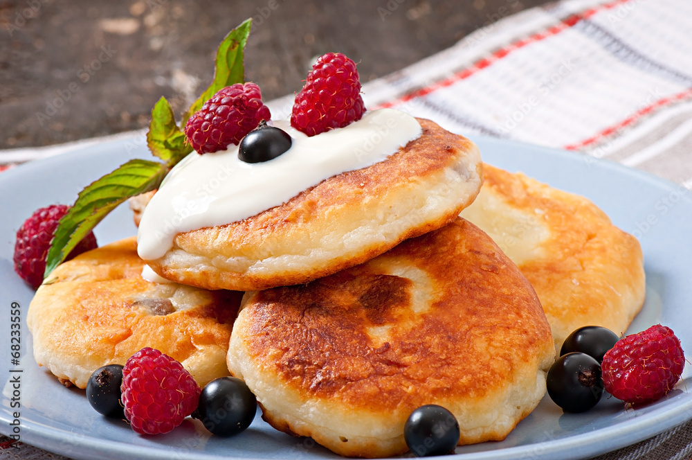 Cheesecakes with sour cream decorated with berries Cheesecakes with sour cream decorated with berries