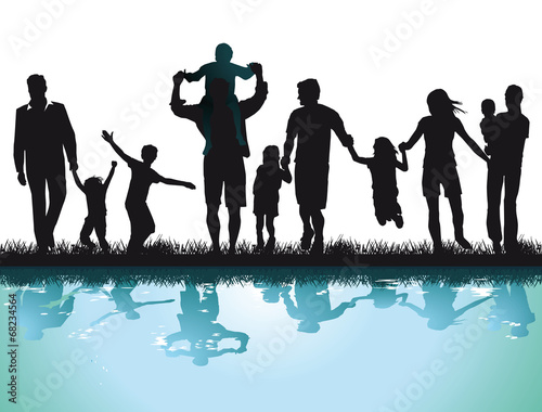 Fröhliche Eltern mit Kinder am Wasser