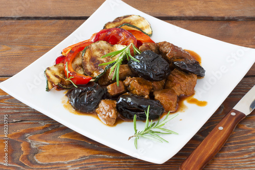 Beef with prunes and vegetables
