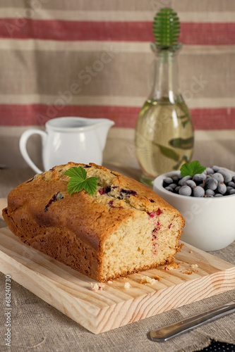 Olive oil cake with yoghurt and black currants