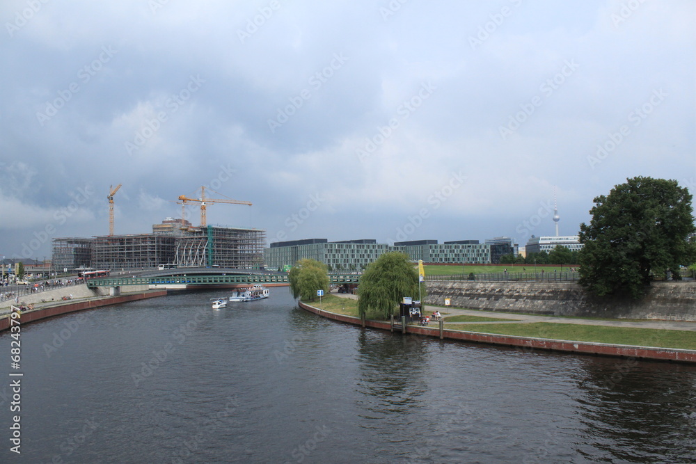 Spreeblick von der Moltkebrücke in Berlin