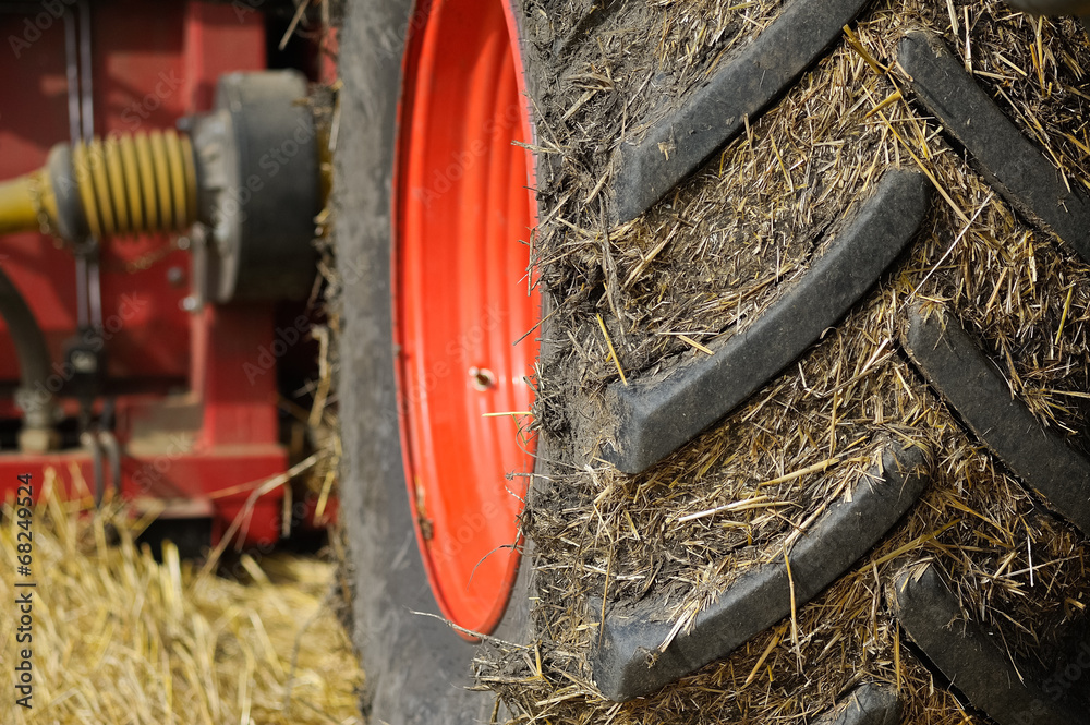 Fototapeta premium Dreckiger Reifen eines Traktor