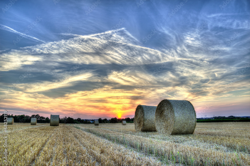 Wunschmotiv: Strohballen im Sonnenuntergang #68252119