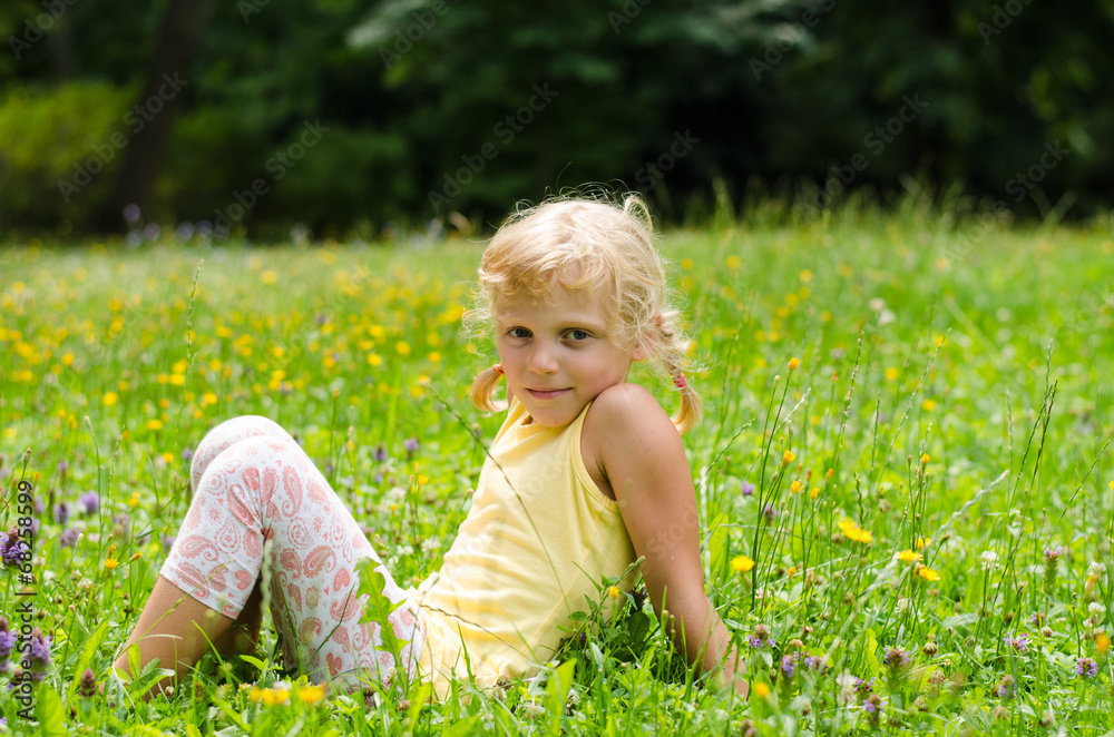 Fototapeta premium blond girl on grass