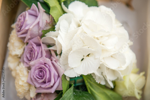 Bouquet sposa rotondo di fiori freschi misti © vpardi