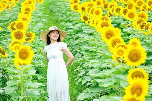 ひまわり畑に立っている白いワンピースと麦わら帽子を着ているアジア人の美しい女性 Foto De Stock Adobe Stock ひまわり畑に立っている白いワンピースと麦わら帽子を着ているアジア人の美しい女性 Foto De Stock Adobe Stock