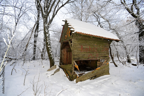 Holzhütte im Schnee photo