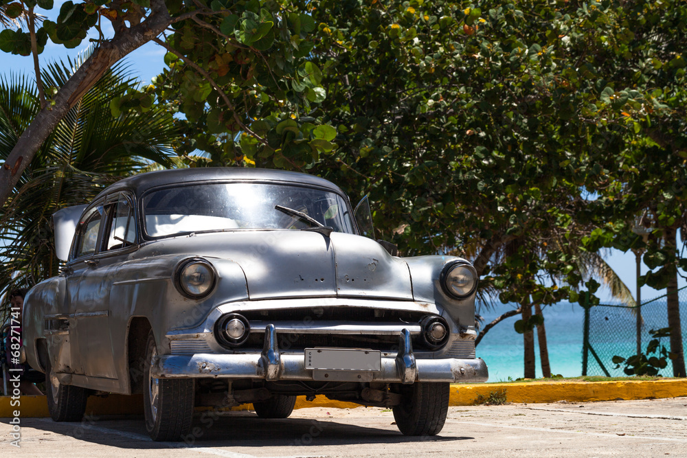 Kuba amerikanischer Oldtimer parkt am Strand