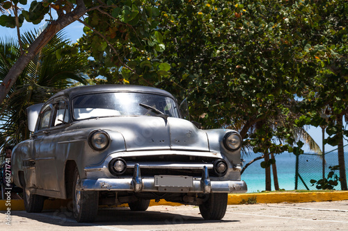 Kuba amerikanischer Oldtimer parkt am Strand © mabofoto@icloud.com