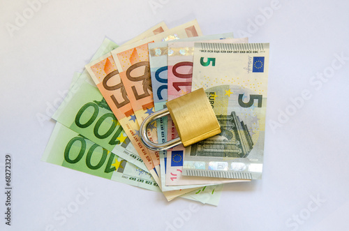 Euro Geldscheine mit Vorhaengeschloss auf weiss
