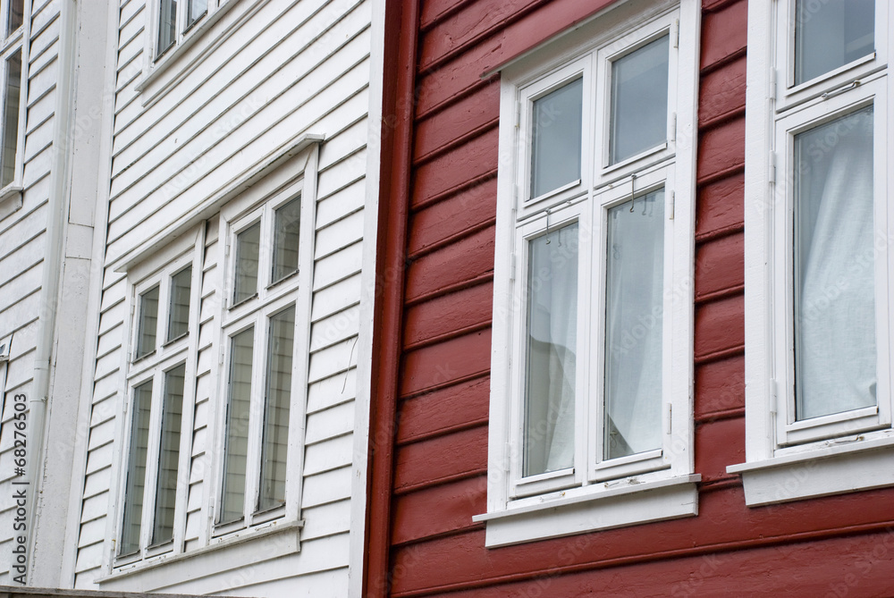skandinavische häuser in rot und weiß, bergen