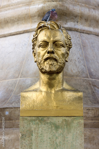 Foto Bust of Gustave Eiffel with dove