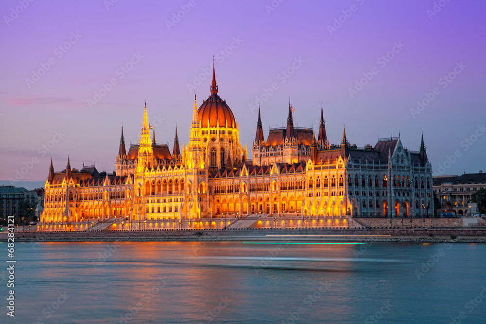 Naklejka premium building of the Hungarian parliament with night illumination.