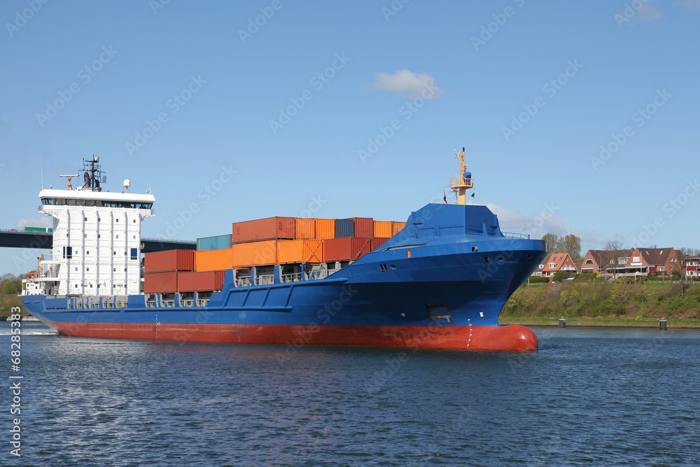 Frachtschiff mit Containern auf dem Kiel Kanal