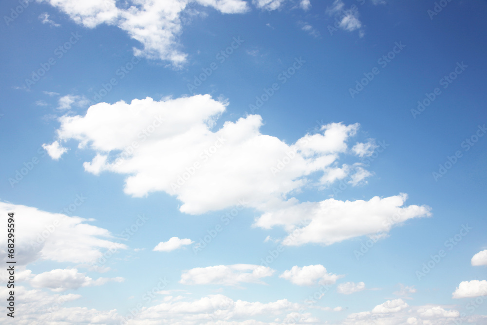 Weisse Wolken am Horizont