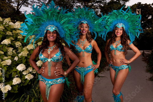 Canvas Print Women smiling and posing caribana carnival costume blue feathers 4