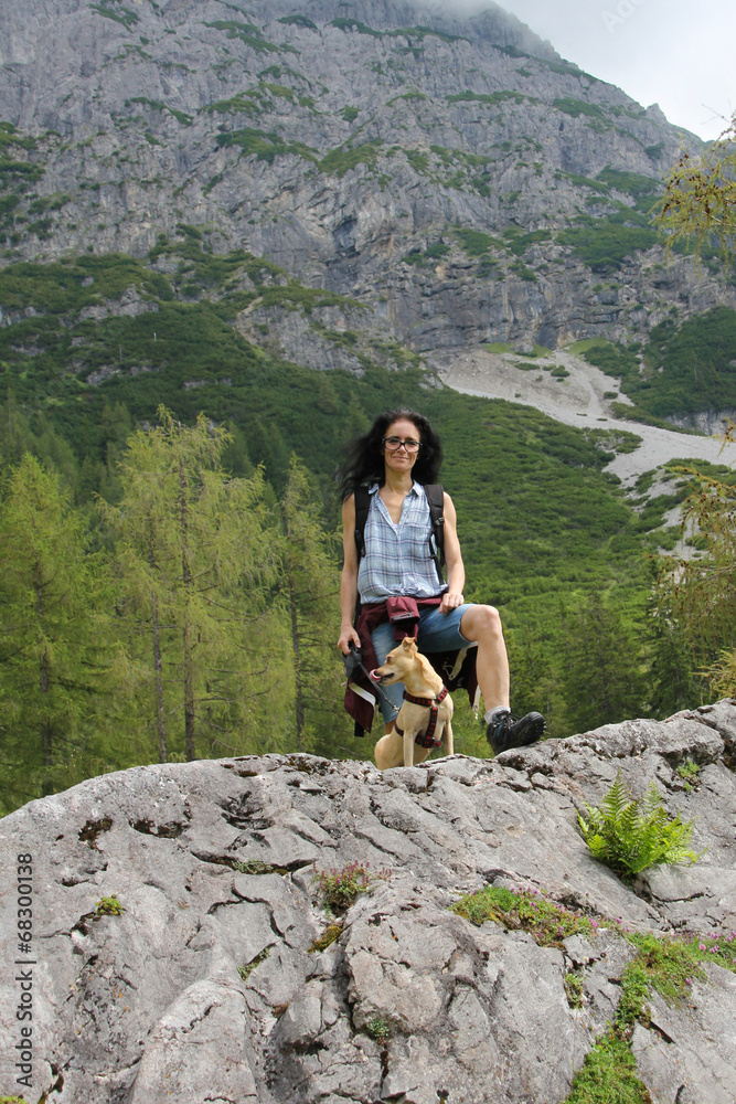 Naklejka premium Urlaub mit Hund in den Alpen - Schladming