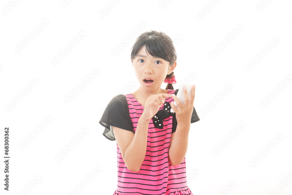 スマートフォンで会話中の女の子 スマートフォンで会話中の女の子