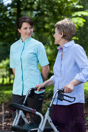 Elderly woman walking with a walker © Photographee.eu