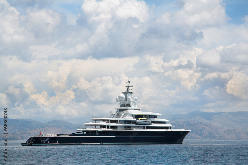 Luxus Mega Yacht am Meer als nautischer Hintergrund in Blau