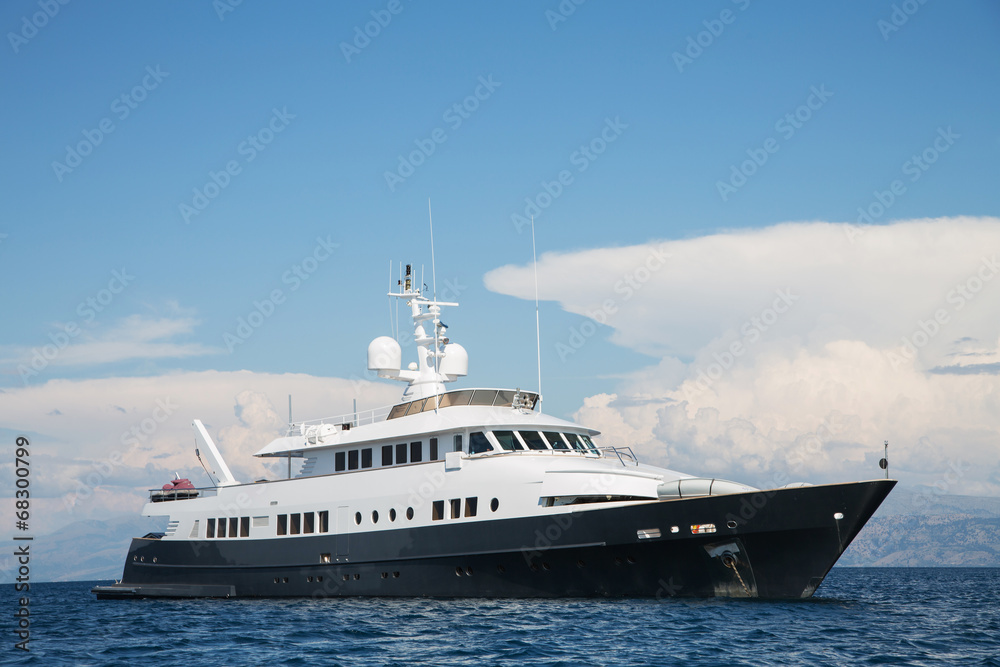 Luxuriöses Schiff am Meer: Superyacht von Superreichen Luxuriöses Schiff am Meer: Superyacht von Superreichen
