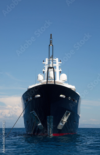 Fotografia Schiffsbug einer Luxus Yacht vor blauem Himmel