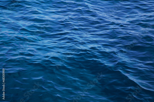 Tiefe blaue See als maritimer Hintergrund