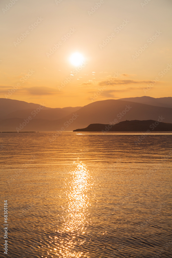 Sonnenaufgang am Meer als Hintergrund