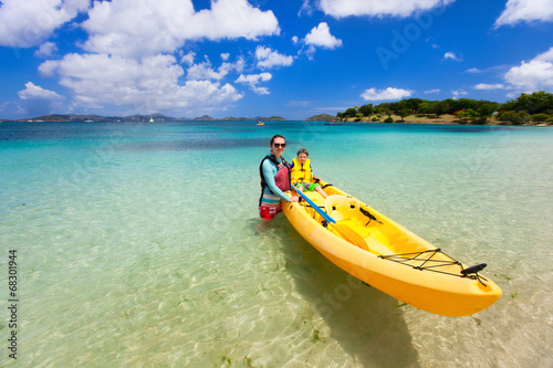 Fototapeta Naklejka Na Ścianę i Meble -  Family kayaking at tropical ocean