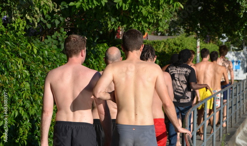 Canvas Print baigneurs en bordure de la limmat