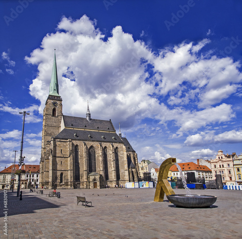 Valokuva Cathedral and golden fountain on the square in Pilsen