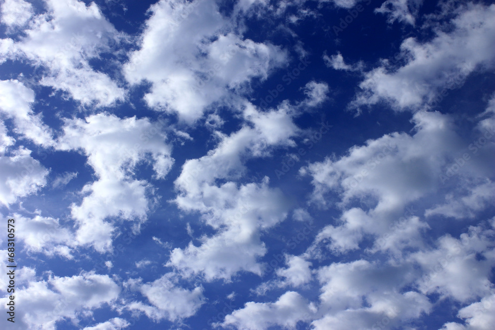 Ciel bleu avec altocumulus