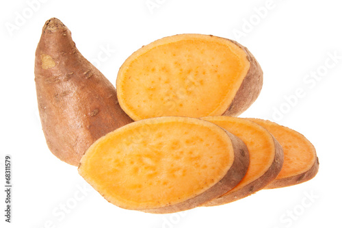 aufgeschnittene Süßkartoffel isoliert