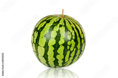 Gro  e reife Wassermelone isoliert und gespiegelt