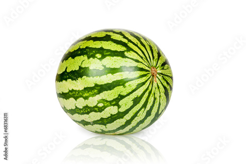 Gro  e reife Wassermelone isoliert und gespiegelt