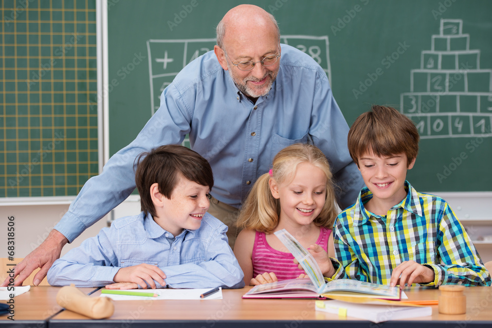 kinder in der schule blättern zusammen in einem buch kinder in der schule blättern zusammen in einem buch