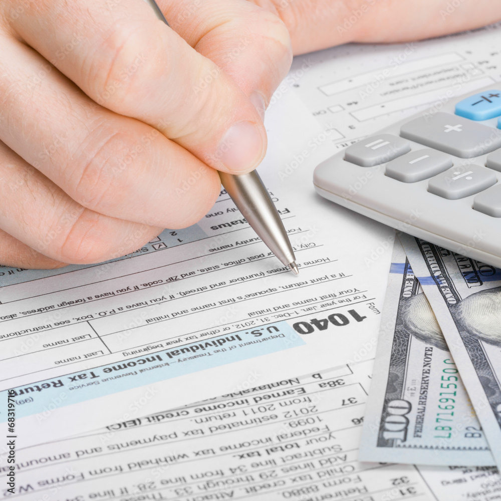 Male filling out 1040 US Tax Form - 1 to 1 ratio Male filling out 1040 US Tax Form - 1 to 1 ratio