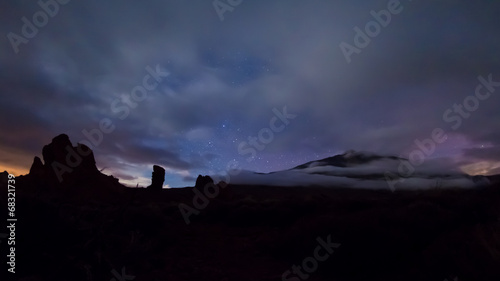 Roques de Garcia und Vulkan Teide auf Teneriffa bei Nacht