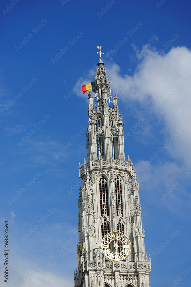 Kirchturm mit Nationalflagge